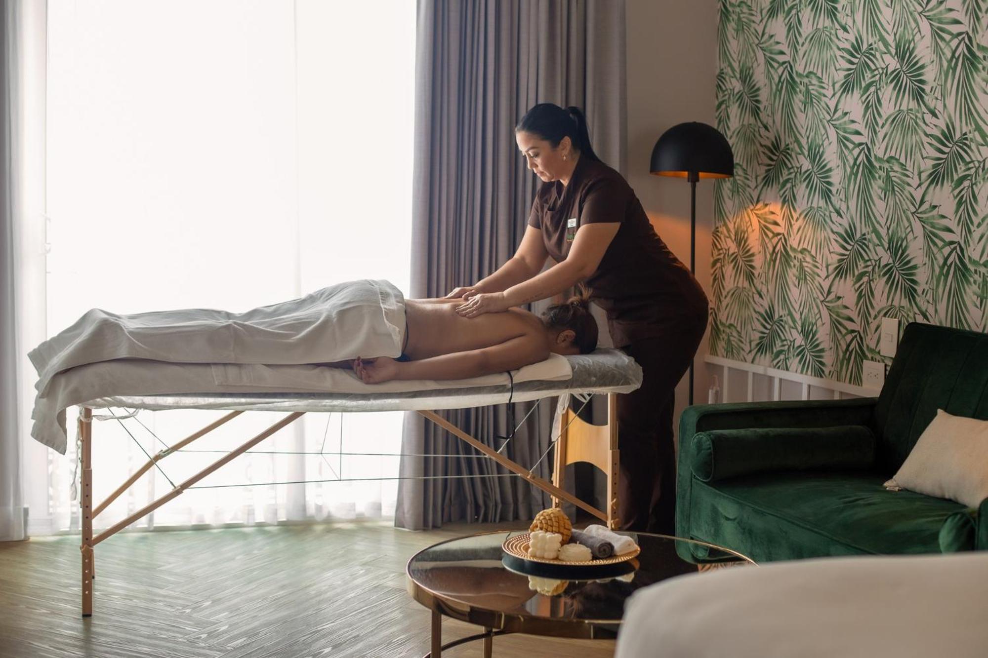 Hotel Faranda Collection Barranquilla, A Member Of Radisson Individuals Barranquilla  Exteriér fotografie A massage therapist at work